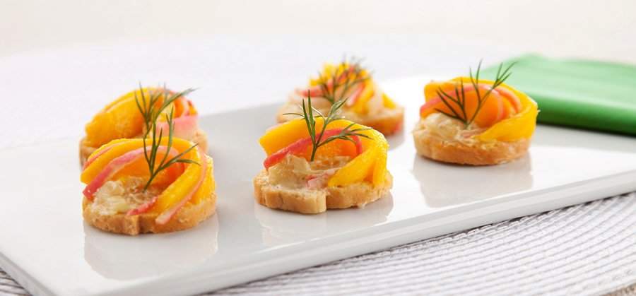Canapés de pasta de gengibre, kani e manga