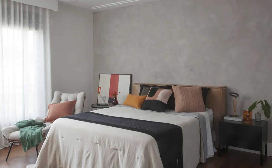 Neste dormit&oacute;rio, a arquiteta Isabella Nalon conseguiu um resultado fant&aacute;stico para a parede receber o efeito de cimento queimado. | Foto: Julia Herman