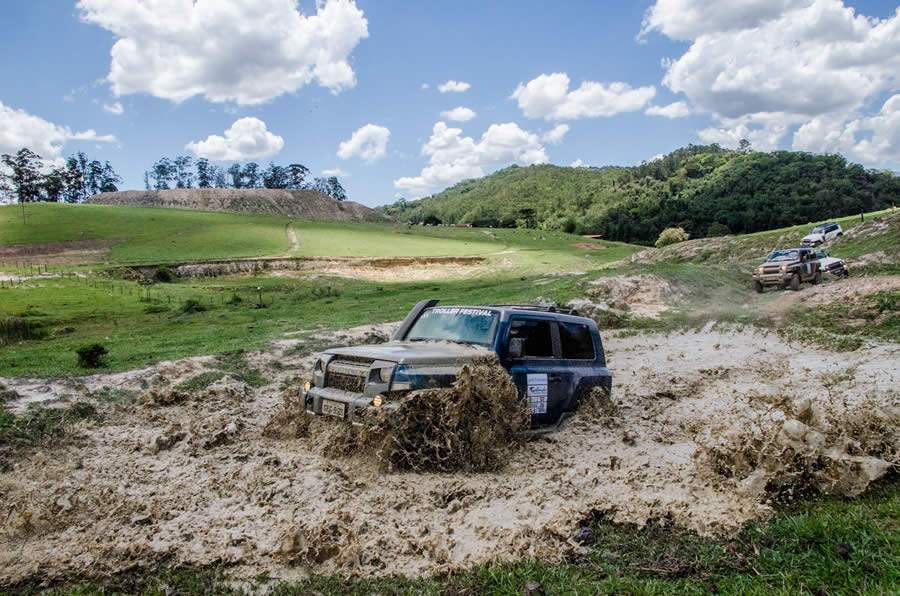 Troller Brasil Festival re&uacute;ne mais de 150 carros no rali em Itu