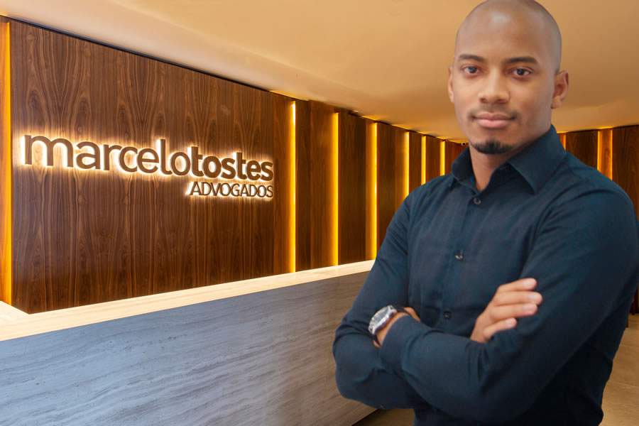 Legenda - Matheus Almeida Rodrigues, advogado no Marcelo Tostes Advogados