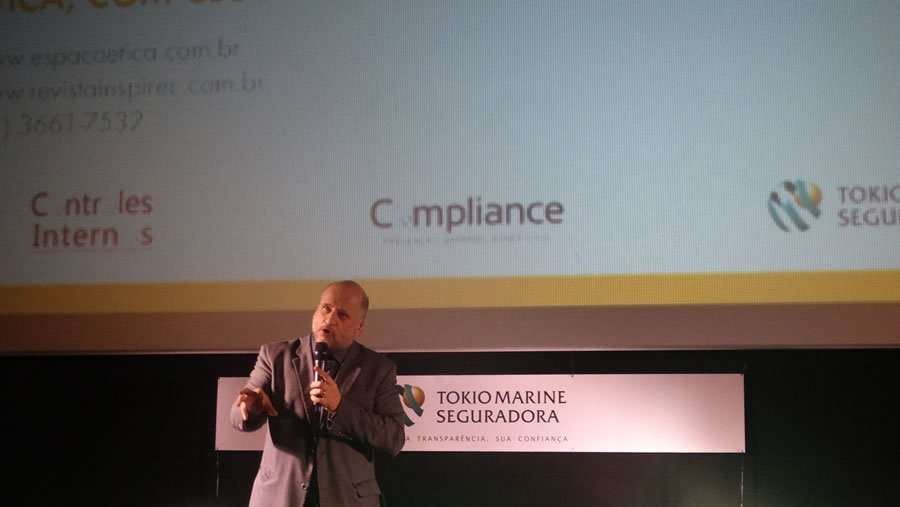 Na foto, Barros ministra uma palestra sobre Ética nas relações pessoais e de trabalho para mais de 200 Colaboradores da Companhia. Além da apresentação do professor, a Semana ofereceu uma série de workshops de capacitação sobre Compliance e Cultura de Risco.