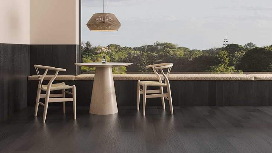  Na imagem, o piso Tauari Noir, da cole&ccedil;&atilde;o assinada pela arquiteta Consuelo Jorge para a Akafloor, reveste est&aacute; sala e confere uma ess&ecirc;ncia requintada ao ambiente com sua cor escura. Foto: Divulga&ccedil;&atilde;o.