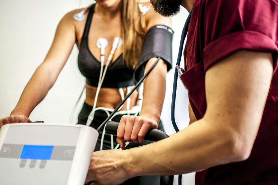 Antes do in&iacute;cio das atividades f&iacute;sicas, a avalia&ccedil;&atilde;o m&eacute;dica &eacute; fundamental para identificar fatores de risco ocultos - Cr&eacute;dito: Envato