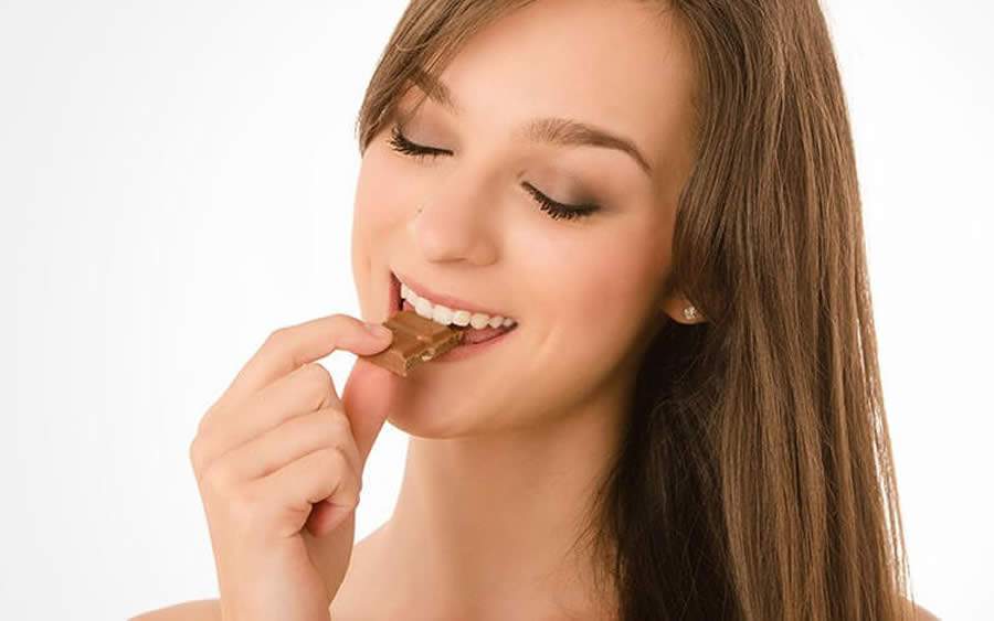 Descontar a ansiedade do isolamento em doces, massas e açúcar pode destruir a beleza de sua pele