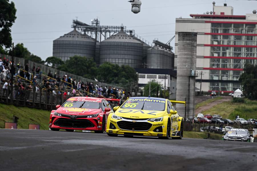 Toyota e Chevrolet tentam desempatar o placar de vit&oacute;rias na Super Final BRB (Duda Bairros/Stock Car)