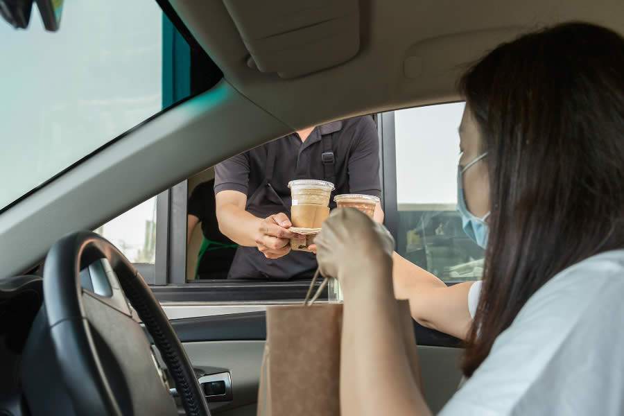 Drive thru &eacute; uma op&ccedil;&atilde;o para a retomada das atividades - Divulga&ccedil;&atilde;o/Freepik