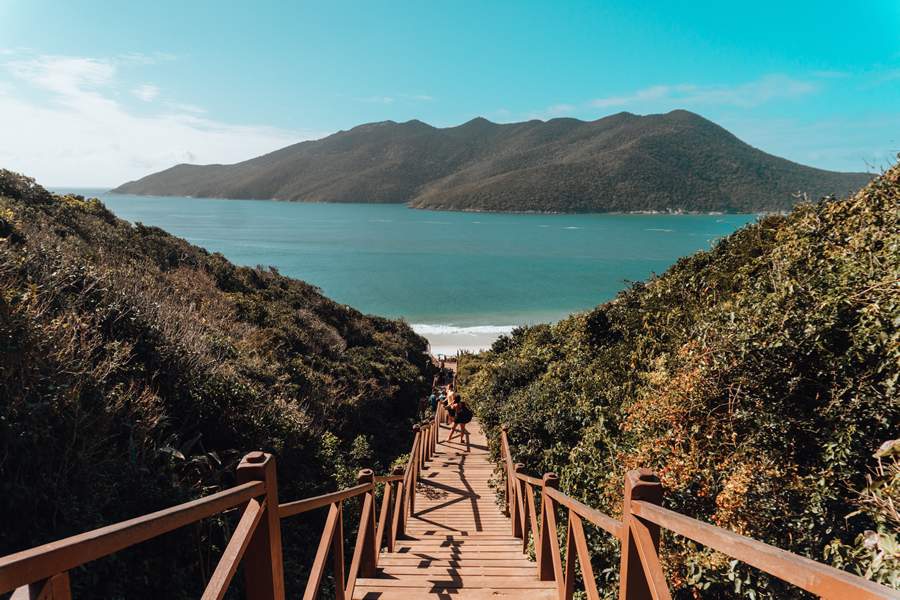 Escadaria das Prainhas do Pontal do Atalaia - Cr&eacute;dito: Freepik