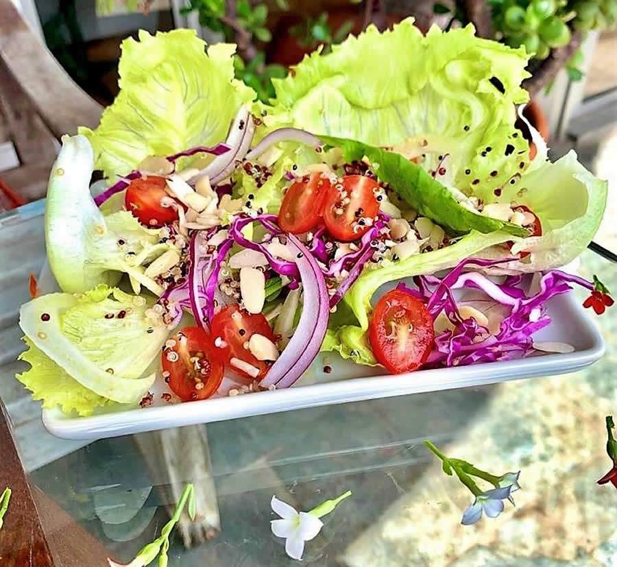 Mix de folhas com lâminas de erva-doce, amêndoas, cebola roxa, tomate cereja e quinoa