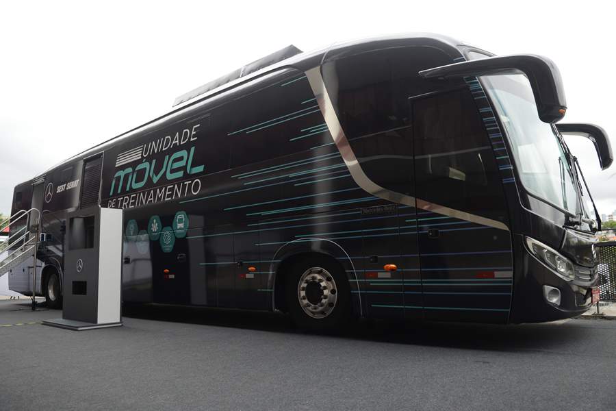 &Ocirc;nibus Mercedes-Benz &eacute; transformado em sala de treinamento com simulador em parceira com&nbsp;SEST SENAT