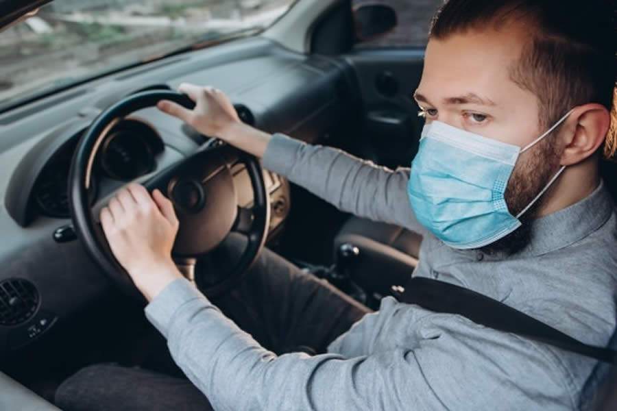 Motoristas de aplicativos recebem máscaras da Kovi