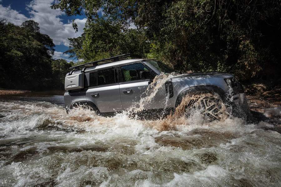 Land Rover Defender Completa Um Ano de Vendas no Brasil e Estreia Nova Linha 2022