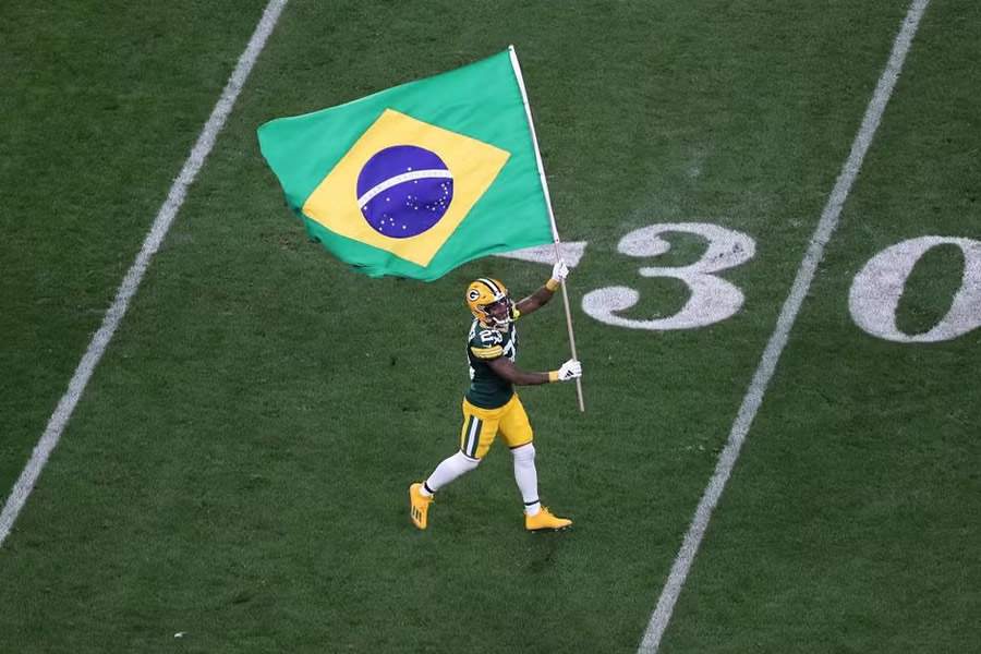 NFL Brasil - Jaire Alexander, dos Packers, entra em campo com a bandeira do Brasil — Foto: Wagner Meier/Getty Images NFL Brasil - Jaire Alexander, dos Packers, entra em campo com a bandeira do Brasil — Foto: Wagner Meier/Getty Images