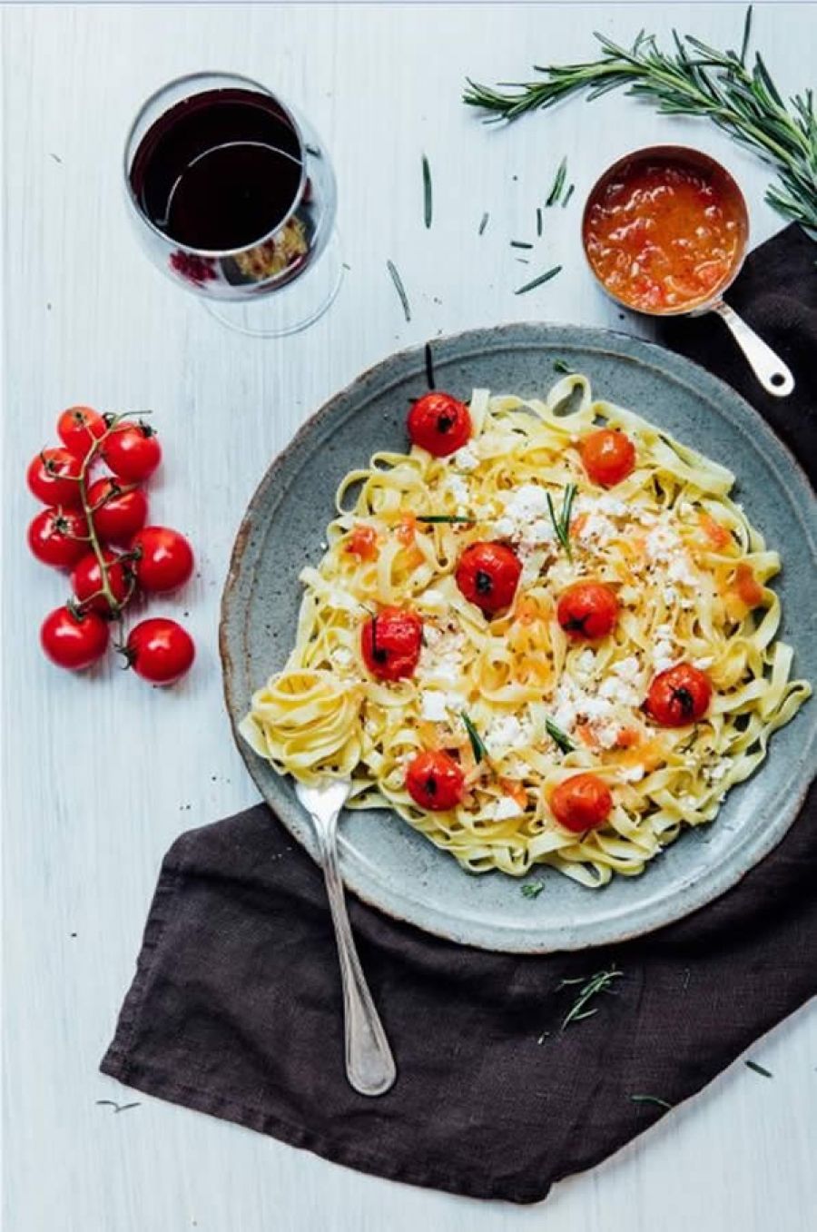 Tagliatelle ao molho de tomate e ricota fresca ao perfume de alecrim