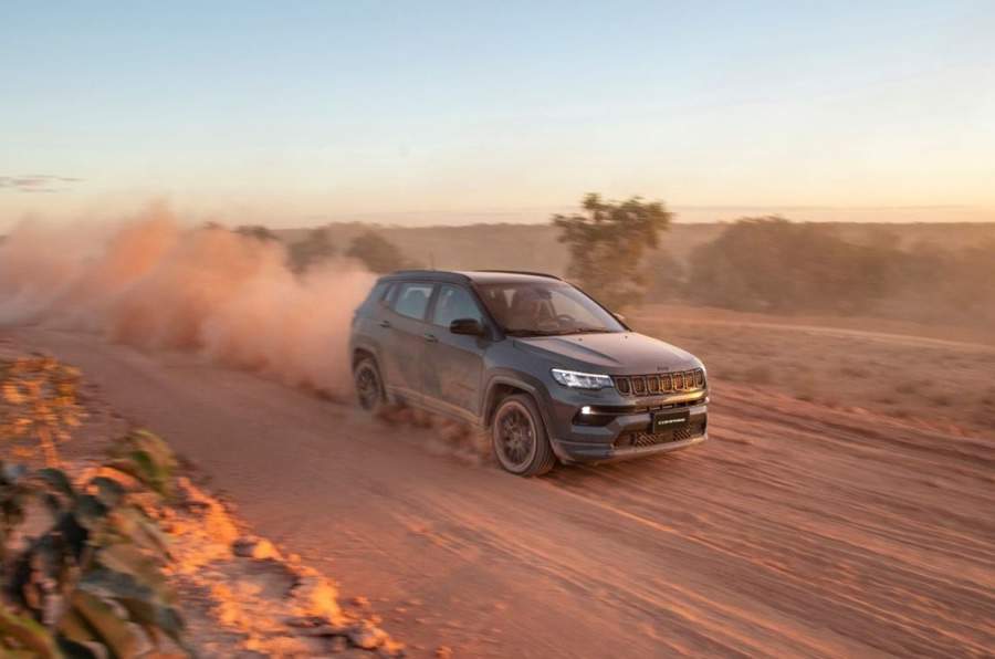 Jeep&reg; mant&eacute;m lideran&ccedil;a absoluta nos segmentos de SUVs m&eacute;dios e grandes com Compass e Commander em 2023