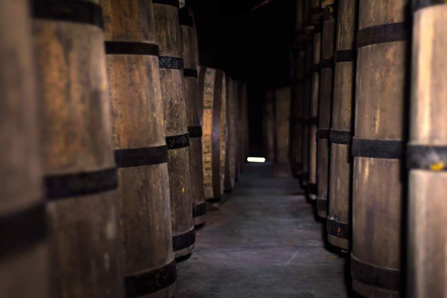 Descubra como os barris de madeira podem transformar o sabor e a cor das cacha&ccedil;as