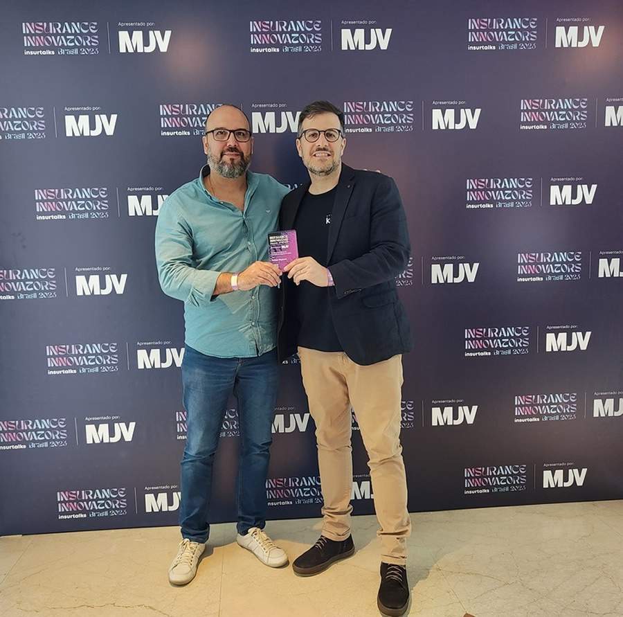 No evento de premia&ccedil;&atilde;o, da esquerda para a direita, CSO da Kakau - Salom&atilde;o Lacerda; e o CMO as a Service da Kakau - Gustavo Zobaran