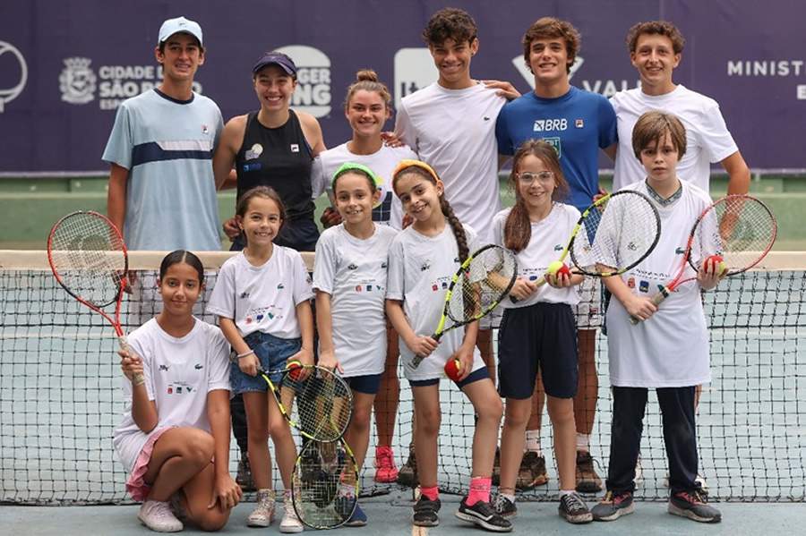 Jovens do Rede T&ecirc;nis Brasil, institui&ccedil;&atilde;o que ganha patroc&iacute;nio da Prudential do Brasil | Foto: Fotojump / Acervo RTB