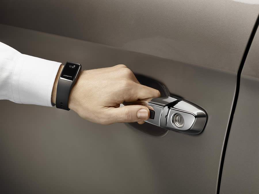 Chave presencial em forma de pulseira vira acessório para o SUV Hyundai Creta