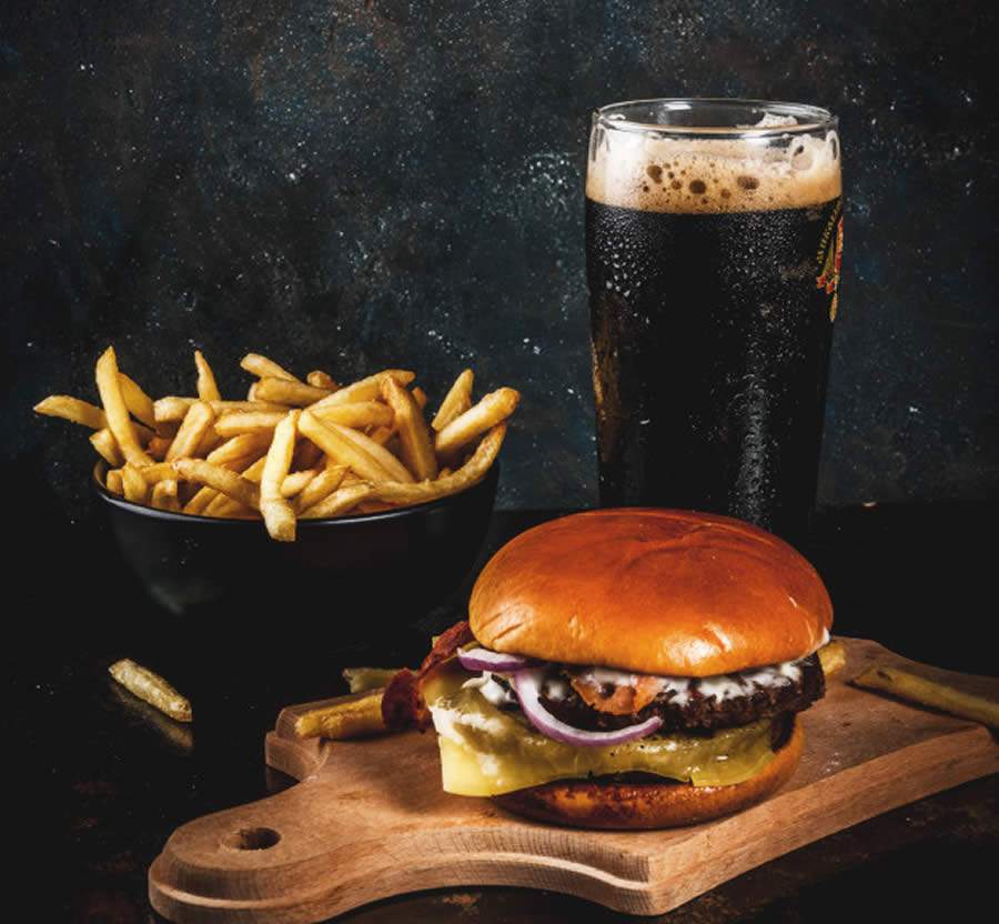 No Dia do Hambúrguer, descubra como preparar uma receita que leva cerveja em sua composição