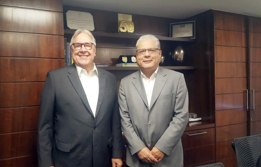 Presidentes Marcio Coriolano (CNseg) e Jo&atilde;o Paulo Mello (CSP-MG) durante visita &agrave; sede da Confedera&ccedil;&atilde;o, em 2019