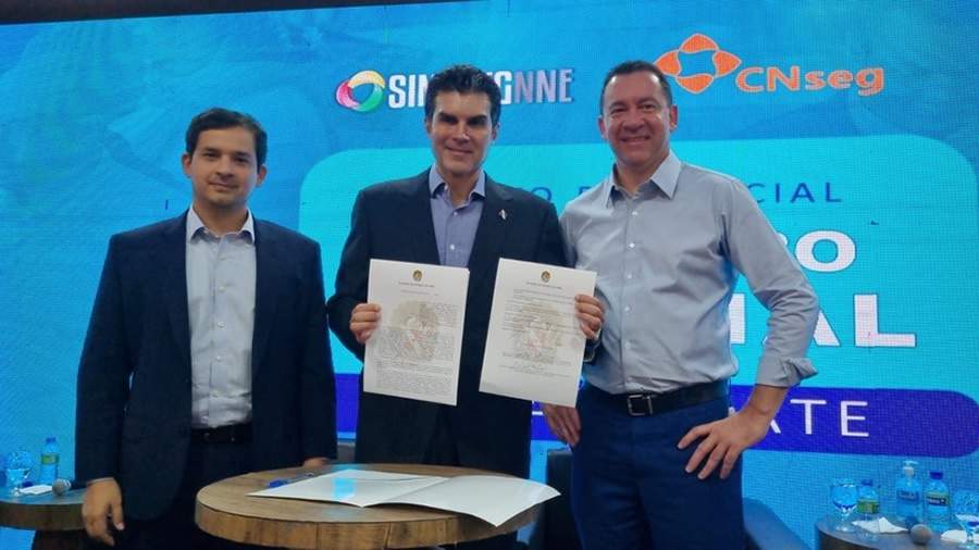 Governador do Par&aacute;, Helder Barbalho, e presidente da CNseg, Dyogo Oliveira ap&oacute;s assinatura do documento - Cr&eacute;dito: Divulga&ccedil;&atilde;o - CNseg