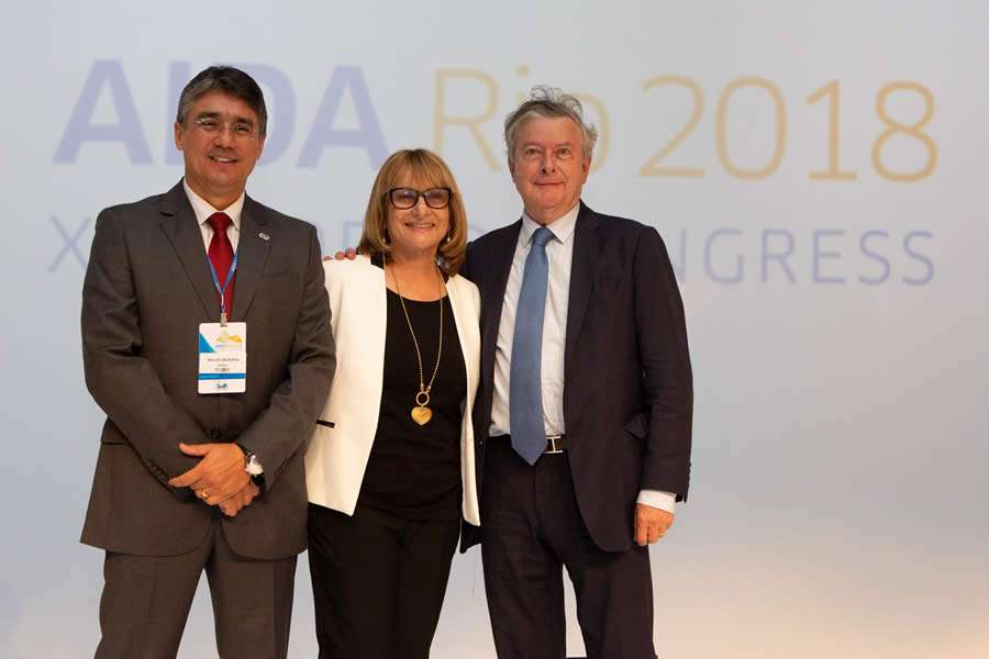 Inaldo Bezerra Silva Junior, presidente da AIDA Brasil, Peggy Sharon, presidente eleita da AIDA World, e Jérôme Kullman, atual presidente da AIDA World
