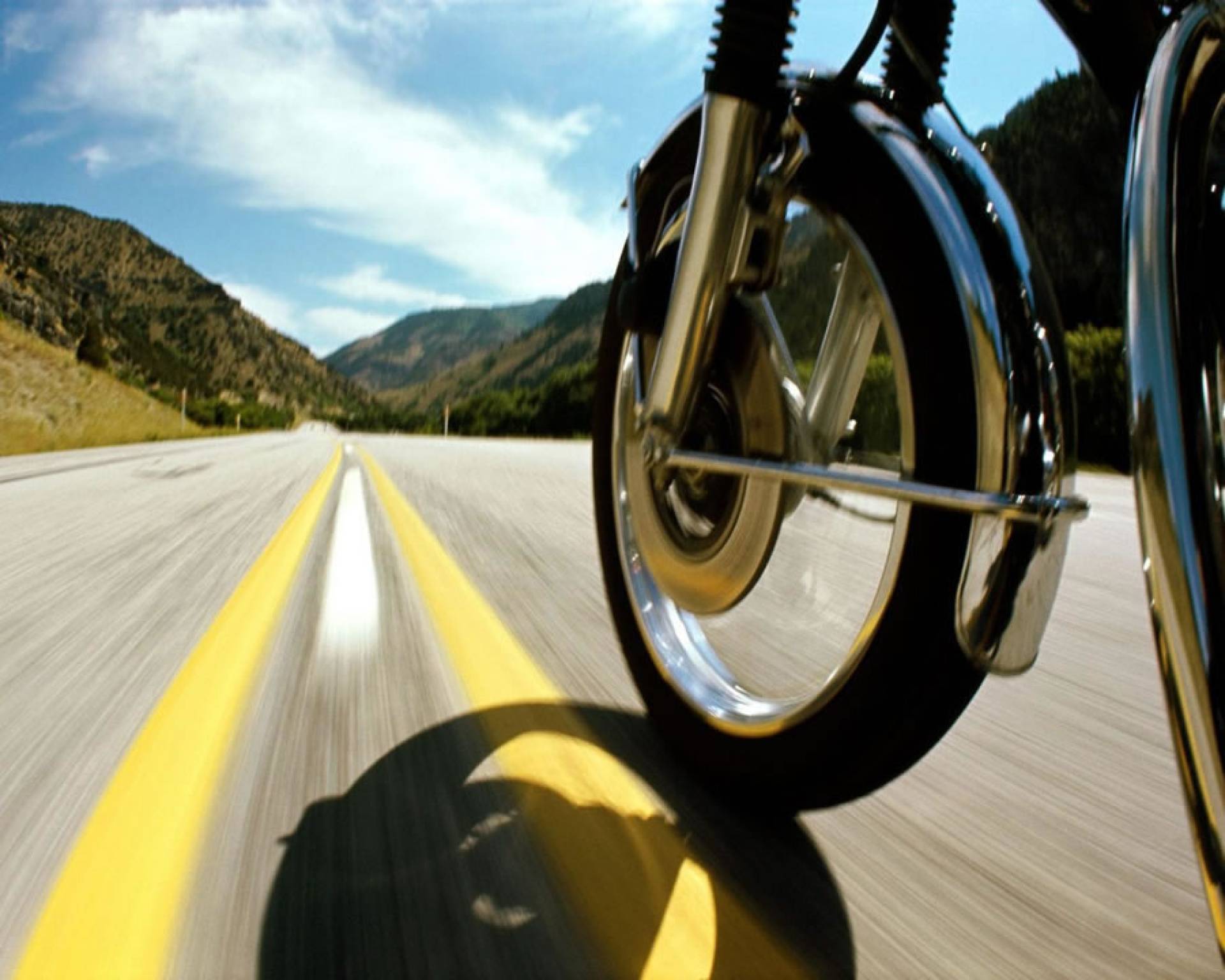 Пользование мотоциклом на дороге. Мотоцикл на дороге. Байк дорога. Мотоцикл едет. Красивая дорога и мотоцикл.