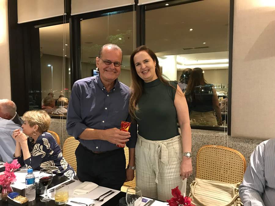 Helio Portocarrero foi sorteado com a caneta dos aniversariantes de abril, entregue por Beatriz Herranz &ndash; Foto: Divulga&ccedil;&atilde;o