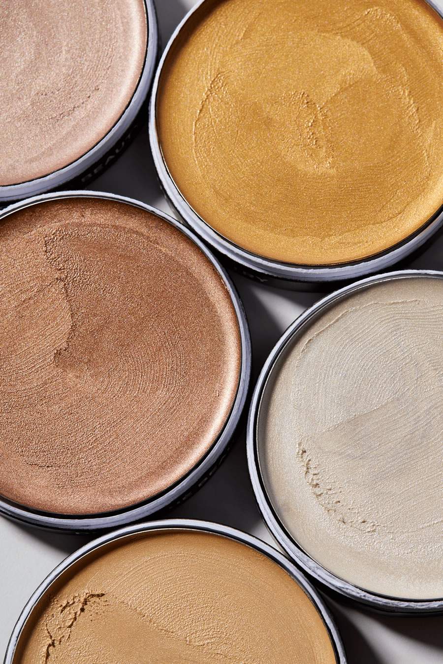 Simple Organic lança linha de iluminadores cremosos com fórmula limpa e sustentável