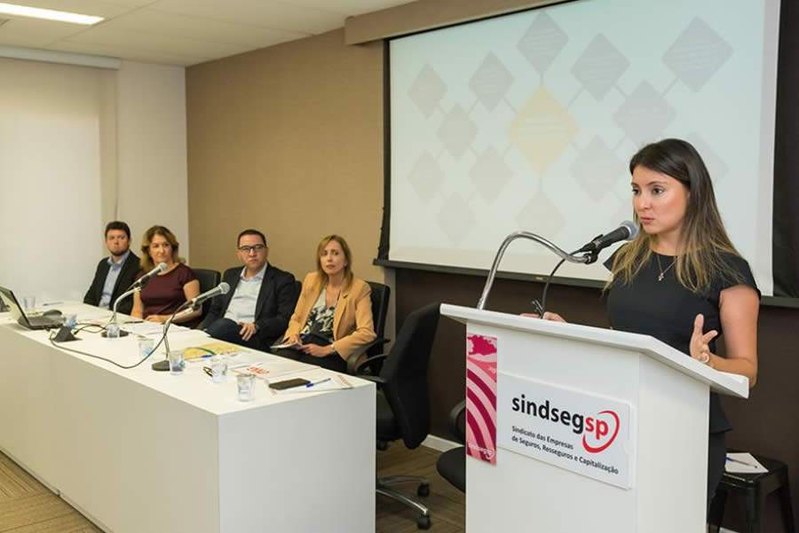 (em 1º plano) Fabiana Resende e (ao fundo) mesa (da esq. p/dir) Thiago Alberti, Silas Kasahaya, Nancy Rodrigues e Cristina Vieira.