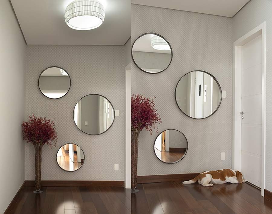 No espaço que antecede a entrada do apartamento, a arquiteta Patricia Miranda trabalhou com a disposição de espelhos que, além da beleza, adiciona amplitude e luminosidade. | Fotos: Cacá Bratke
