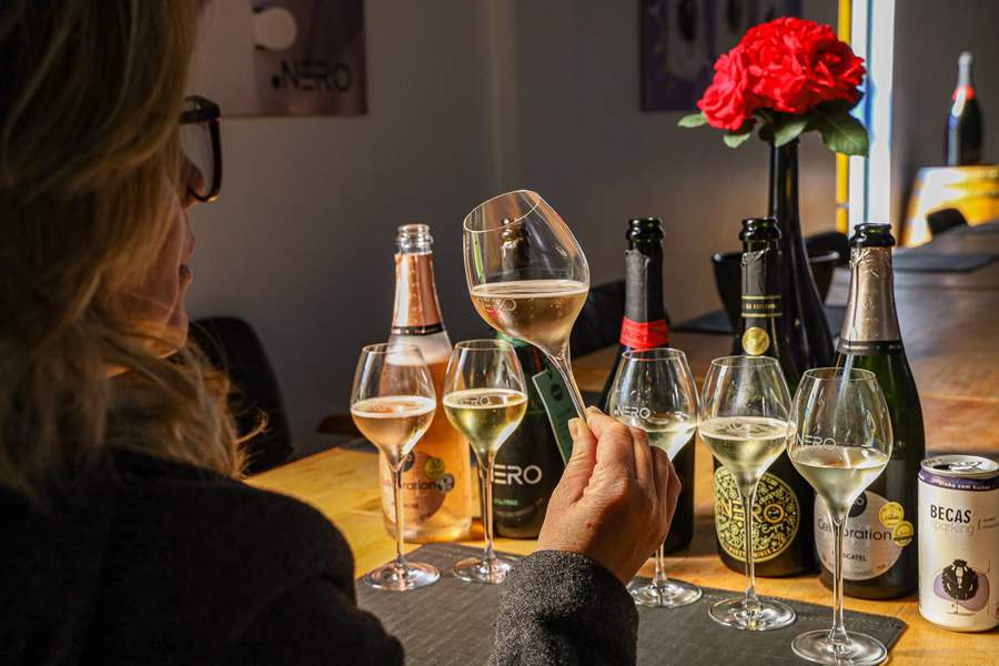 Dia Mundial do Veganismo: Brinde essa data com r&oacute;tulos veganos da Ponto Nero e Becas Sparkling