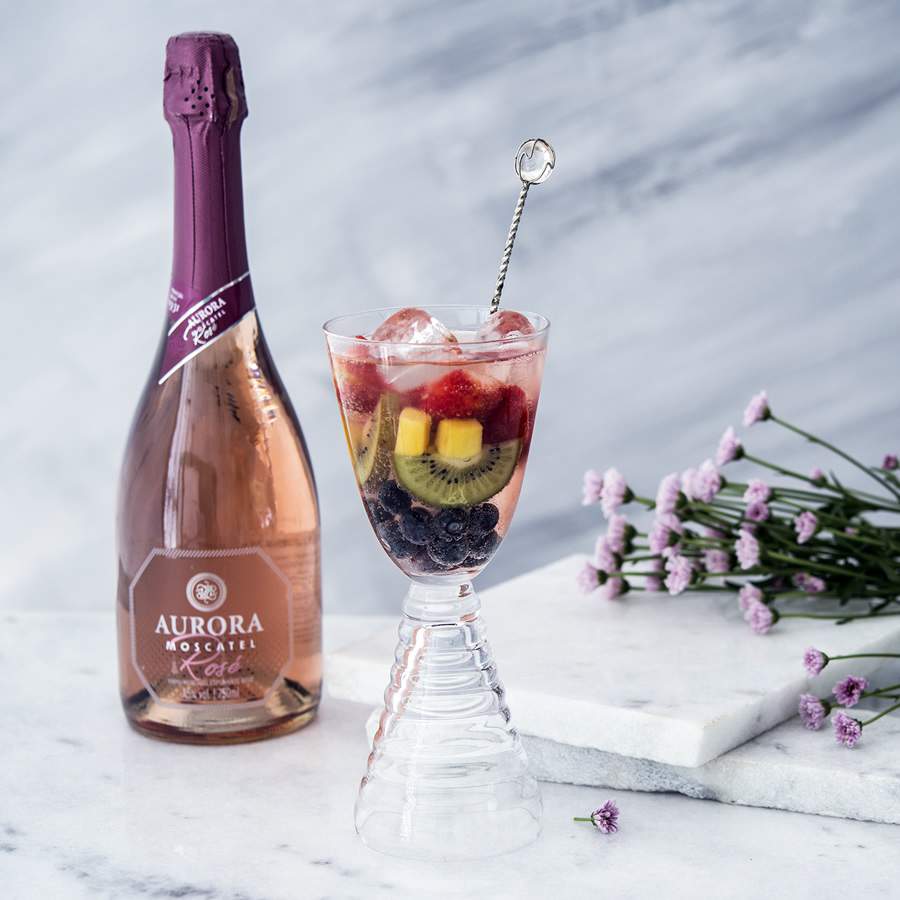 Uma das receitas mais tradicionais com o Aurora Moscatel &eacute; o clericot, que pode ser feito com frutas de sua escolha.