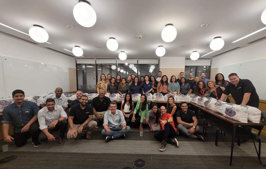 Diretoria do CCS-RJ e securit&aacute;rios reunidos em torno das cestas b&aacute;sicas para doa&ccedil;&atilde;o&ndash; Foto: Divulga&ccedil;&atilde;o