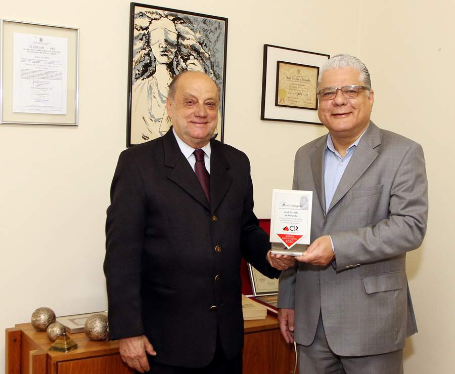 Dr. Jos&eacute; Osvaldo de Miranda &eacute; homenageado pelo CSP-MG e recebe o trof&eacute;u das m&atilde;os do presidente da entidade, Jo&atilde;o Paulo Moreira de Mello
