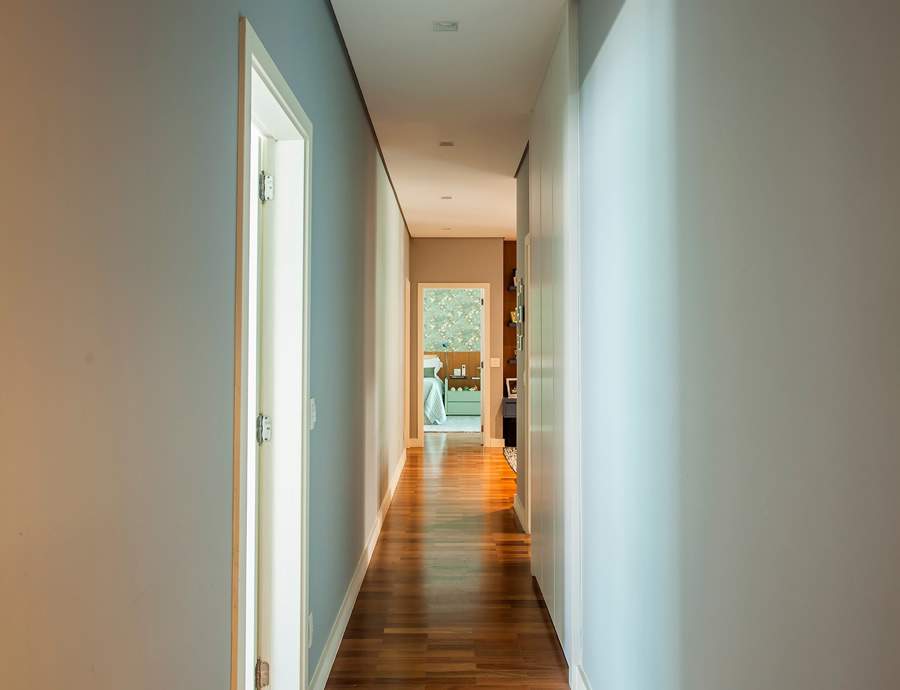 Segundo Ieda e Carina Korman, um corredor pode ser valorizado atrav&eacute;s das cores e revestimentos | Foto: Eduardo Pozzela