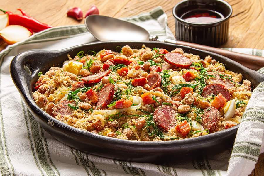 Feijão tropeiro com Bacon e Linguiça - Marca Eder Divulgação