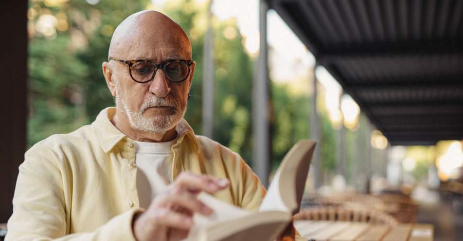 Seguro pode ser contratado por pessoas até os 70 anos de idade/Créditos: Canva