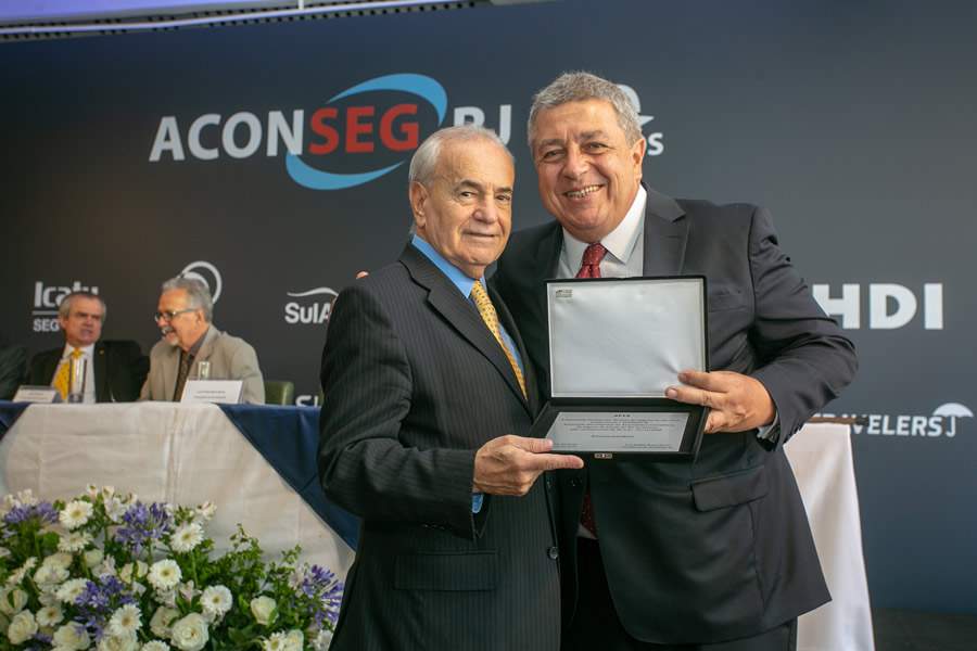 Osmar Bertacini (E) recebeu homenagem especial no anivers&aacute;rio da Aconseg-RJ das m&atilde;os do presidente da entidade na &eacute;poca, Luiz Philipe Baeta Neves &ndash; Foto: Rafael Wallace