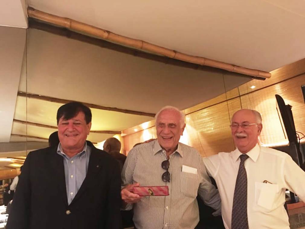 Gilberto Vilella, tesoureiro do Clube da Bolinha, o presenteado Minas Mardirossian e Jorge Carvalho, secret&aacute;rio executivo da confraria.