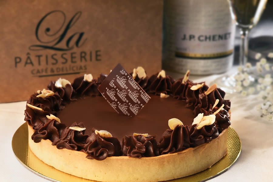 Legenda da Foto: Torta de chocolate cremoso com castanha do Pará.