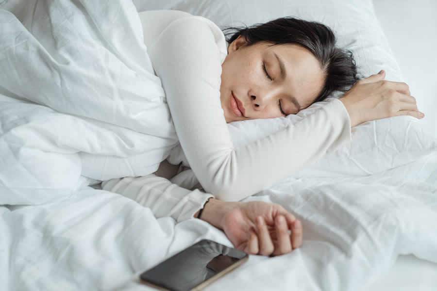 Estudo comprova que dormir pouco ou tarde causa envelhecimento precoce e morte prematura