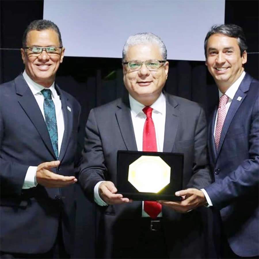 Augusto Matos, presidente do SindSeg MG/GO/MT/DF, entrega a medalha ao presidente do CSP-MG, Jo&atilde;o Paulo Moreira de Mello, e ao vice-presidente da entidade, Sergio Prates