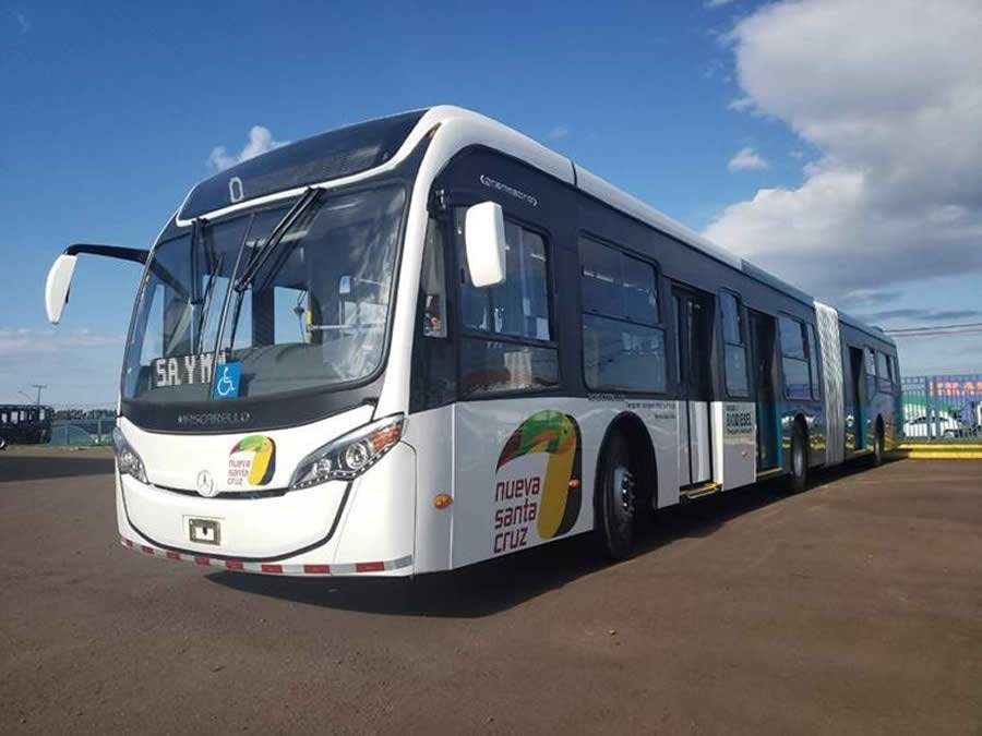 Os primeiros ônibus para a cidade boliviana “Nueva Santa Cruz” são Mercedes-Benz