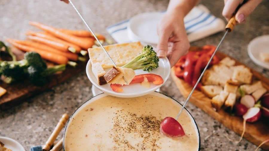 Campeão do inverno, fondue de queijo ganha versão sem glúten 