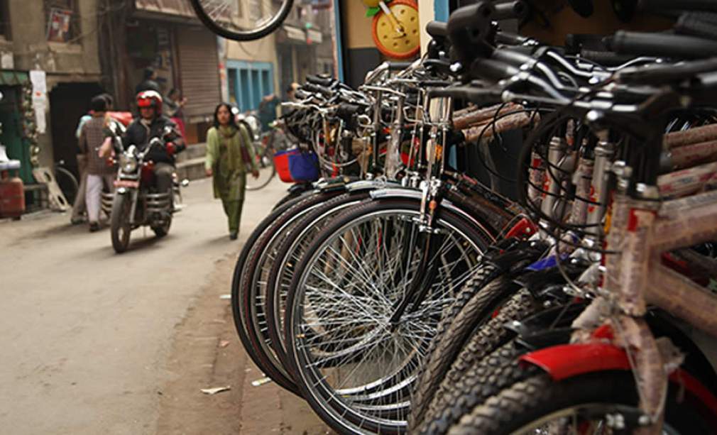 Motociclistas, pedestres e ciclistas são considerados usuários vulneráveis das vias por circularem com mínima proteção, by Foto_Banco Mundial_Simone D. McCourtie