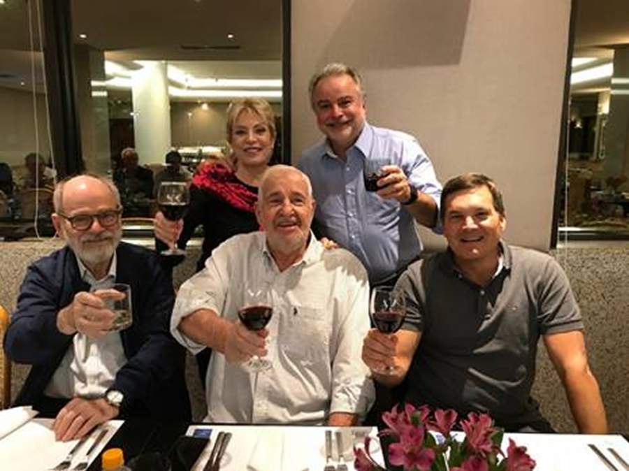 Terceiro da esquerda para direita, Eric no tradicional brinde dos Bolinhas, em junho de 2023 – Foto: Divulgação