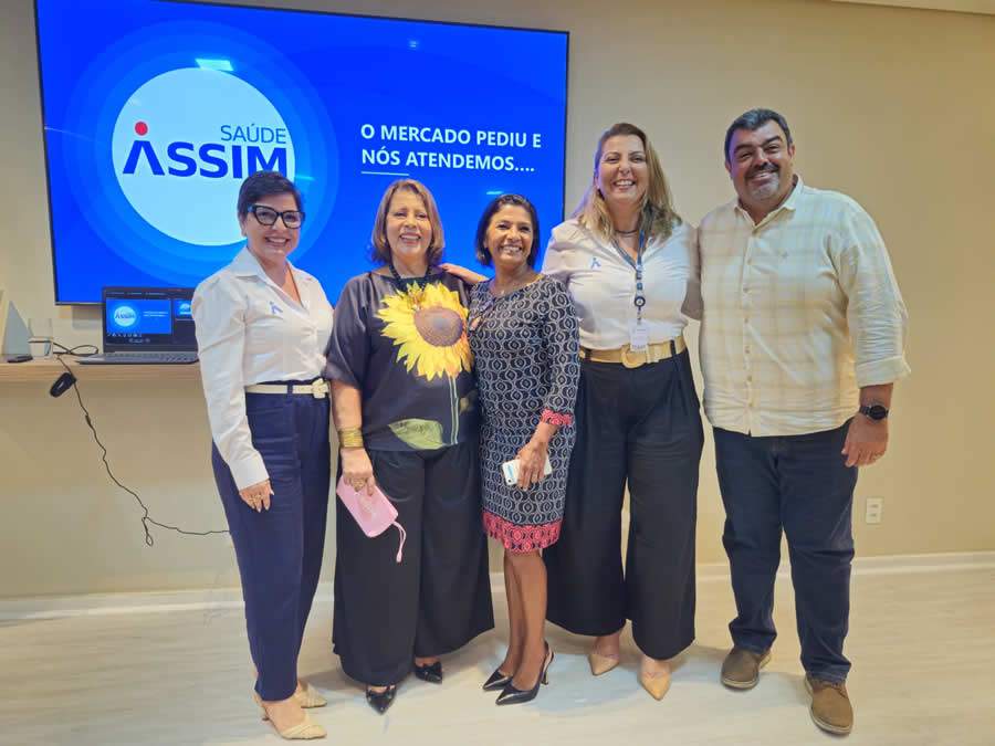 Da esquerda para a direita: Daniella Almeida, gestora comercial da ASSIM Saúde; Fátima Monteiro, presidente do CCS-RJ; Ana Gonçalves e Andréa Gomes, gestoras comerciais da ASSIM Saúde; Marco Aurélio Marques, diretor financeiro do CCS-RJ- Foto: Divulgação
