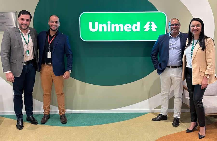  Foto: (E/D) Luiz Bertone, gerente Nacional de Vendas da Unimed Nacional; Paulo Thiago, gestor de S&atilde;o Paulo da CORPe, respons&aacute;vel pelo relacionamento com a Unimed; Manoel Fontes, gerente Comercial da CORPe Sa&uacute;de; e Jaqueline Kroquevic, gerente Comercial PME e Ades&atilde;o SP da Unimed.