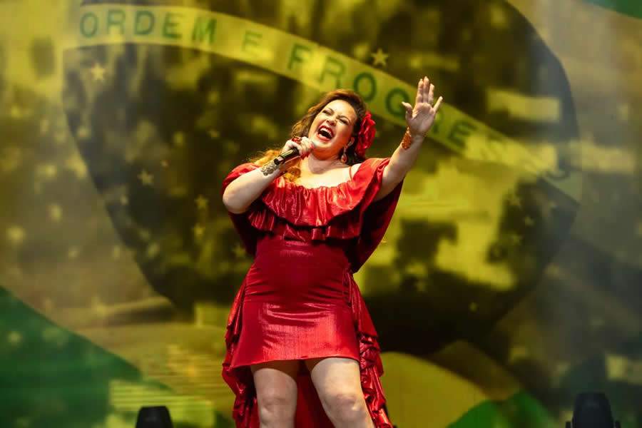 Após lotar show em São Paulo, Gina Garcia leva turnê Gina Canta Gal ao Rio de Janeiro